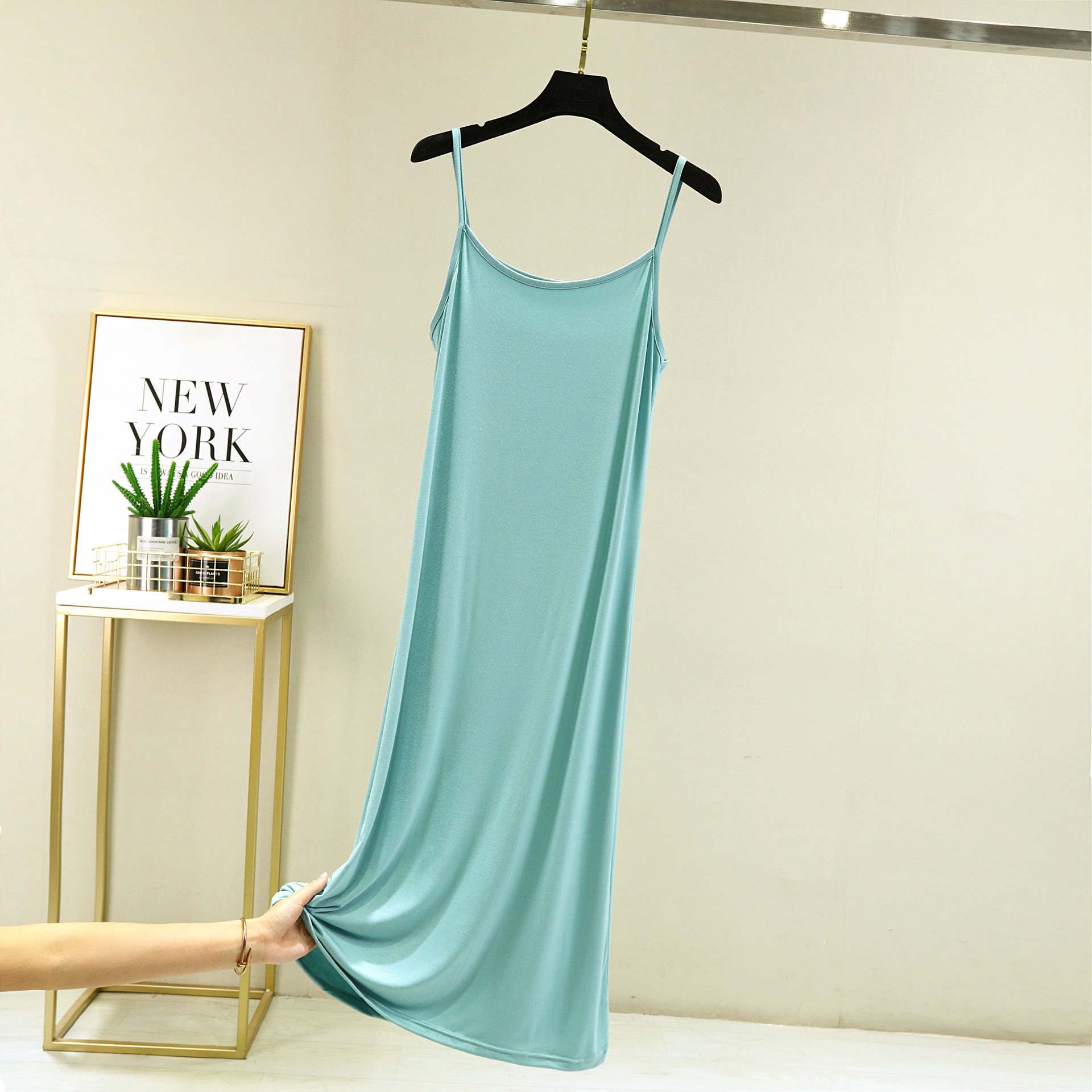 モーダルストラップのベストスカートの女性の夏の中には、袖なしのロングスカートの裏地が痩せている中長のワンピースがあります。