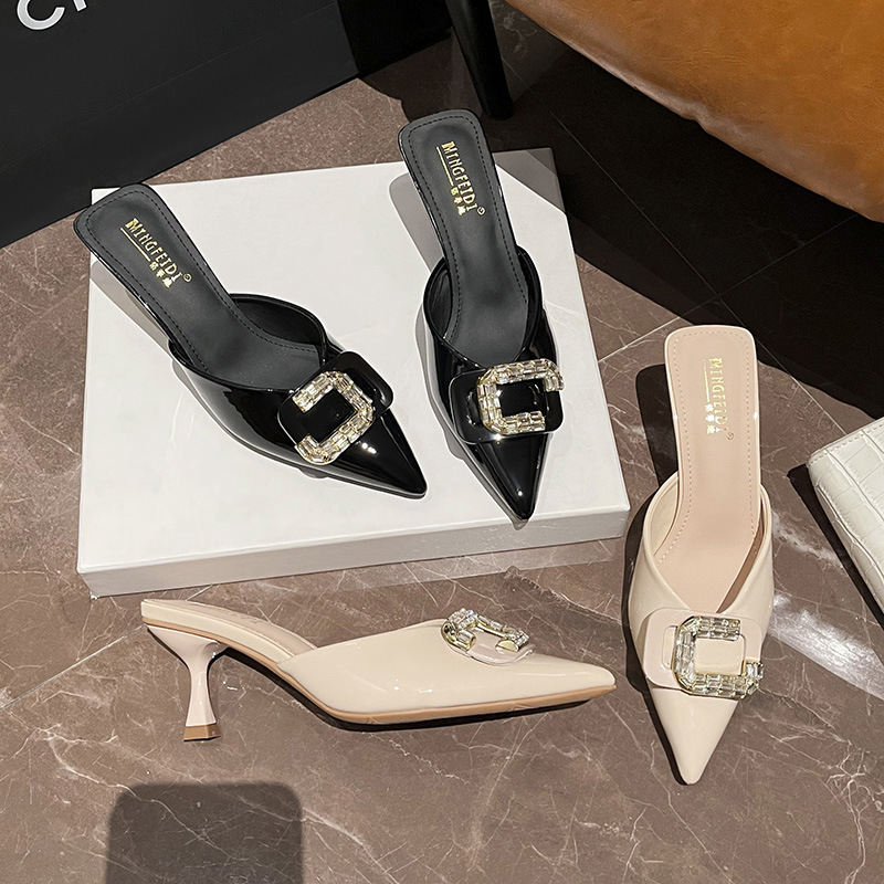2025 nuevo verano francés hebilla de diamantes sandalias puntiagudas temperamento tacón de aguja moda Baotou medias pantuflas tacones altos
