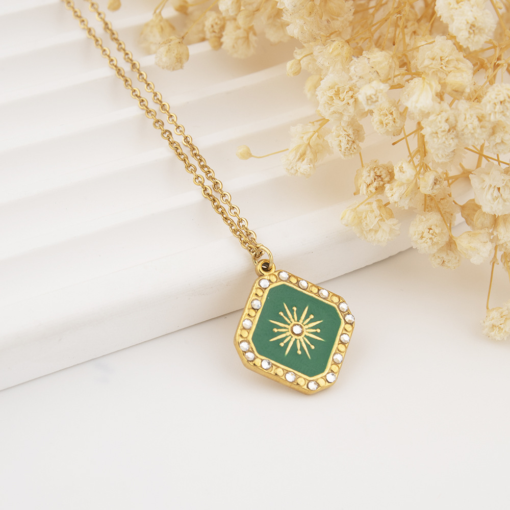 Nouveau produit de bijoux en acier inoxydable, goutte d'huile, niche, sensation haut de gamme, étiquette suspendue carrée en forme de soleil, collier en acier au titane_voghion.com