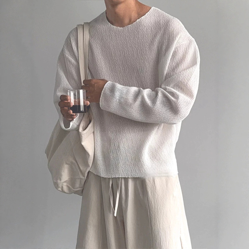Men's waffle knit sweater with frayed edges, rolled collar, loose fit, long sleeves, textured fabric, large neckline, suitable as an inner layer or base shirt Men's waffle knit sweater with frayed edges, rolled collar, loose fit, long sleeves, textured fabric, large neckline, suitable as an inner layer or base shirt