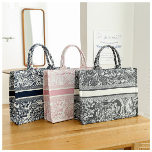 Capacious shopping bag, with embroidery
