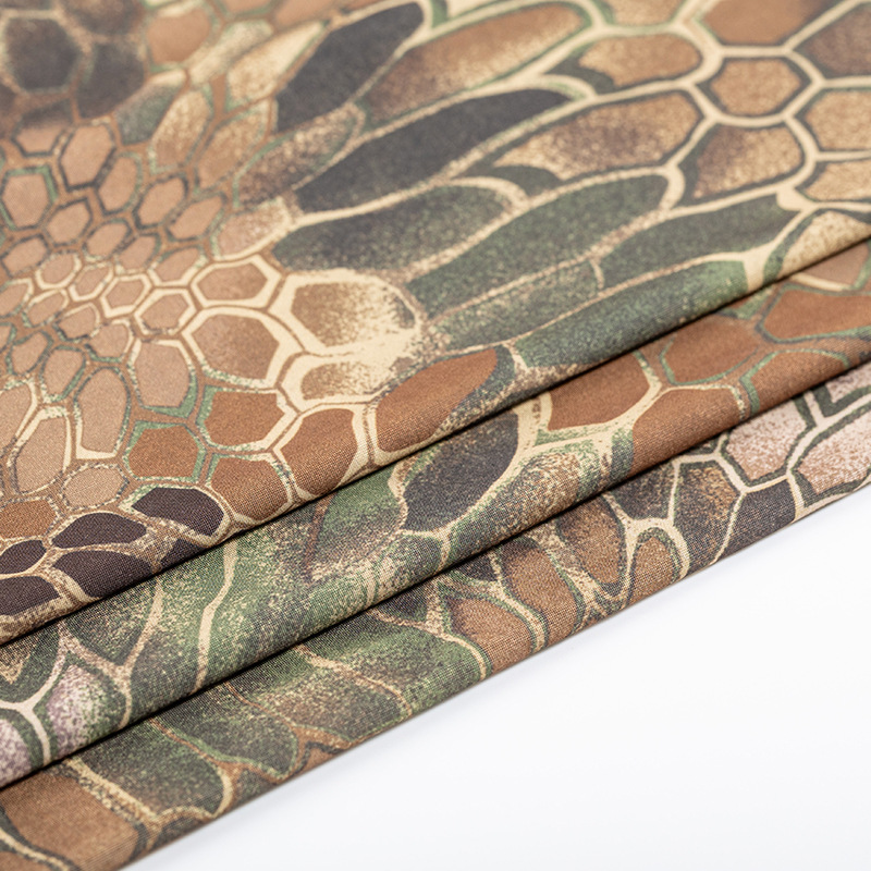 厂家直销涤纶针织弹力布料绿色蟒纹迷彩印花冰袖面料现货批发