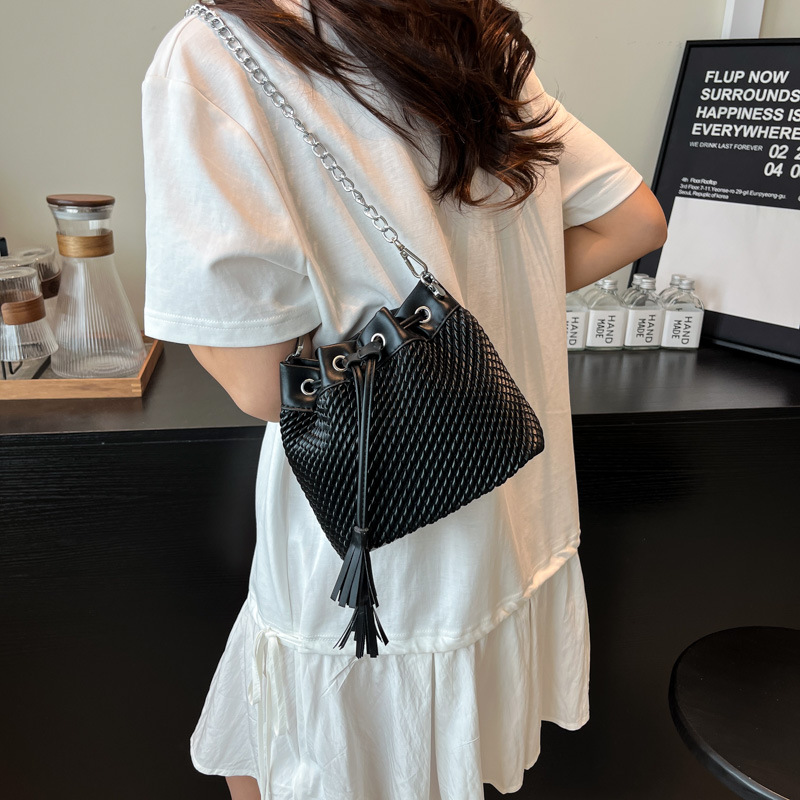 Versión coreana del bolso de cubo de nicho 2025 verano nuevo bolso femenino pequeño bolso de hombro con flecos fresco bolso de mensajero de cadena de moda