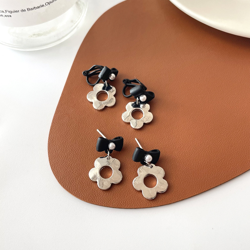 Rétro Fleur Alliage Vernis Au Four Clips D'oreille Boucles D'oreilles 1 Paire display picture 1