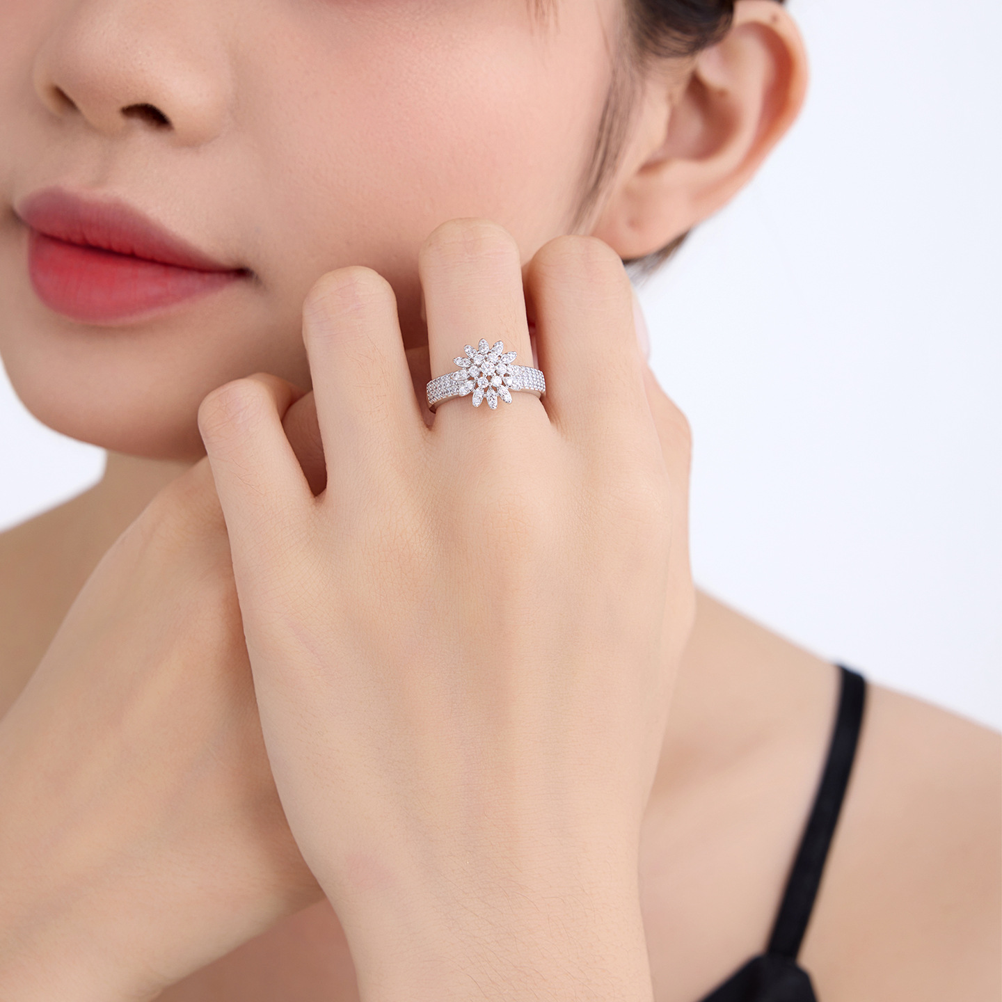 Joyas Xuping gemas artificiales ligeras de lujo anillo de aleación de cobre chapado blanco europeo y americano anillo de flocos de nieve transfronterizos al por mayor