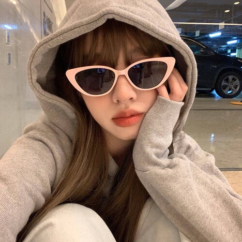 Retro triangular cat-eye small face sunglasses for women, high-end ins black small frame sunscreen style photo sunglasses