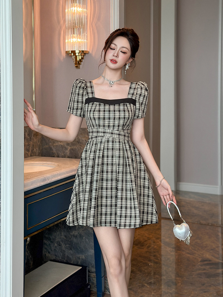 Váy chữ A cổ vuông kẻ sọc phong cách retro Pháp, eo thon, mùa hè — mơ đen