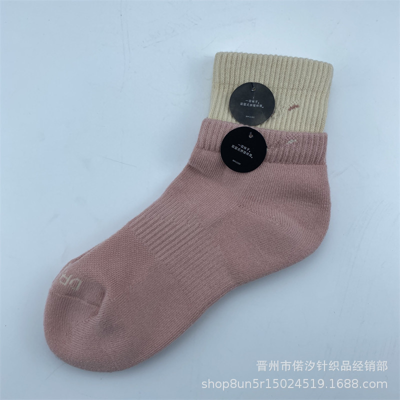 2023新品の偽の2つのつなぎ合わせのスポーツの靴下の中で筒の高い筒の男女の同項のマカロンカラーの厚いタオルの底