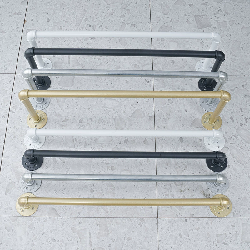 Толстый балкон, внутренний и наружный боковые сушилки, один столб, эркер, вешалка, настенная стена, водопроводная труба, полки магазина одежды