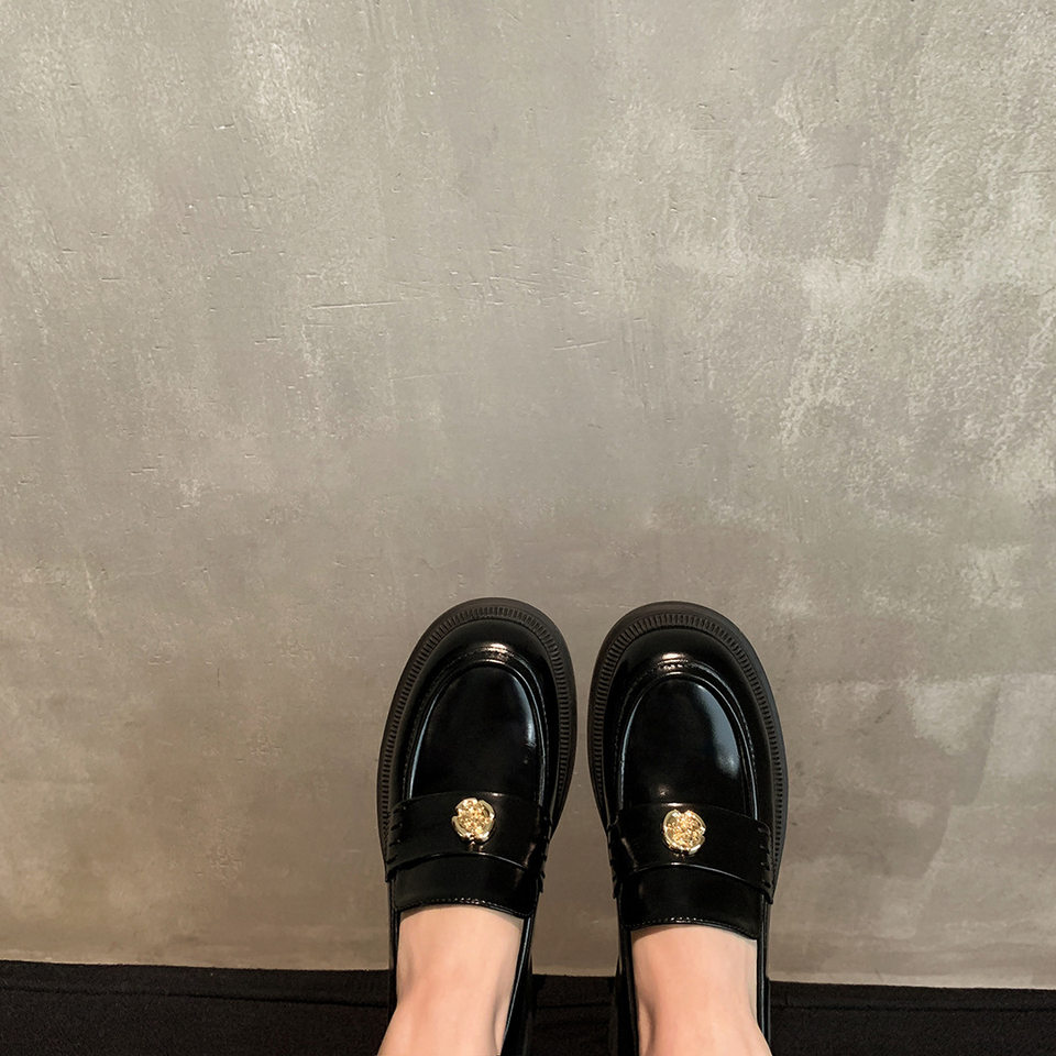 Giày lười nữ đế dày mũi tròn gắn khóa đồng xu nhỏ, giày da đơn gót thô 3–5 cm — Màu đen (lót nhung), Màu đen (trong da)