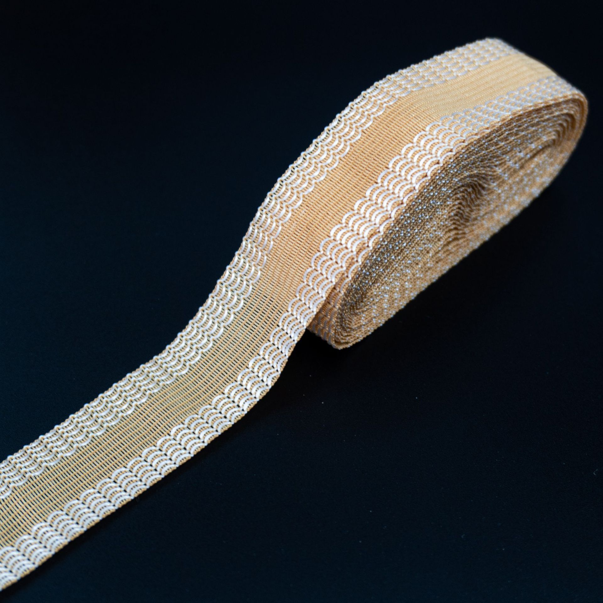 Los pantalones de la fábrica de Wenzhou se pegan en la boca del pantalón se acortan