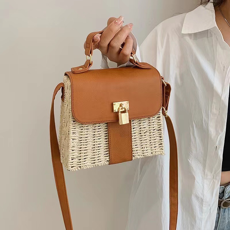 Bolsa de paja de diseño de nicho para mujeres 2023 nueva moda en línea popular bolsa de mensajero portátil pequeña bolsa cuadrada
