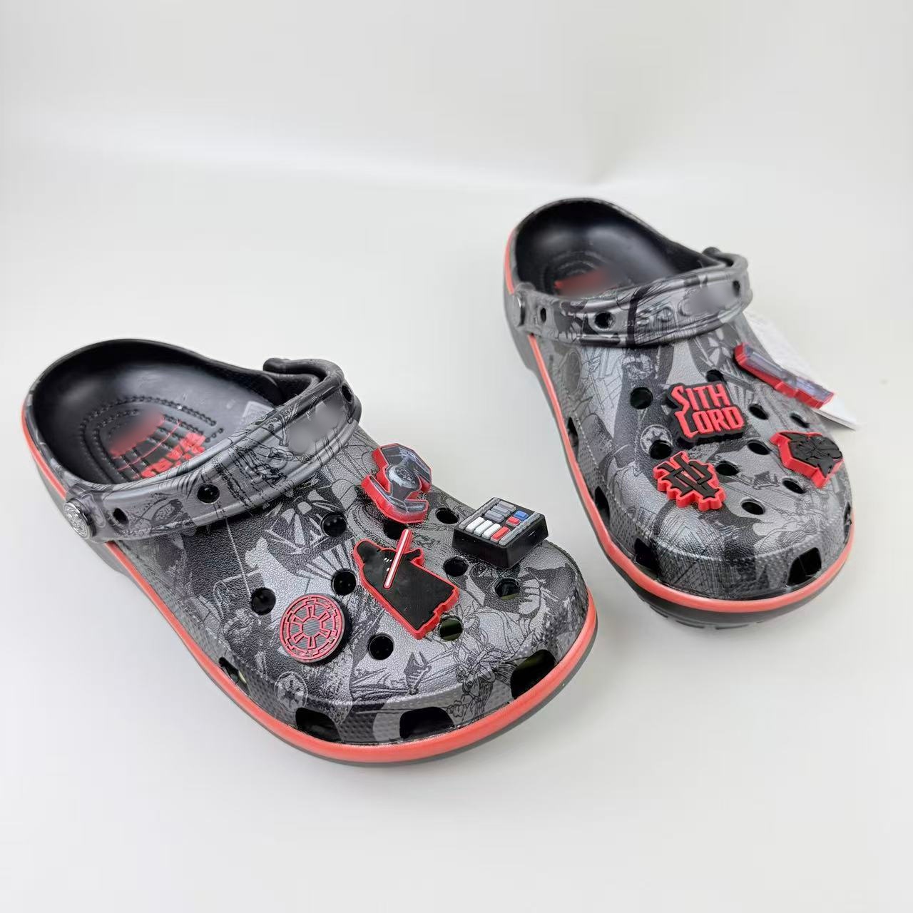 Nuevos zapatos de agujero de Star Wars dibujos animados graffiti personalidad sandalias zapatos de playa fábrica directa al por mayor