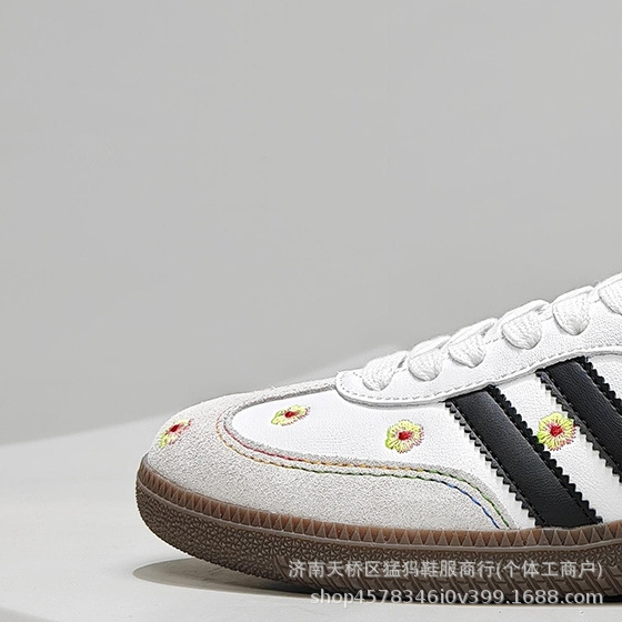 New Model of the Clover Og Samba Series, Gentleman's German Training Style Football Shoes with White, Blue, Purple, and Black Embroidery, Small Daisy Design, Caramel Sole