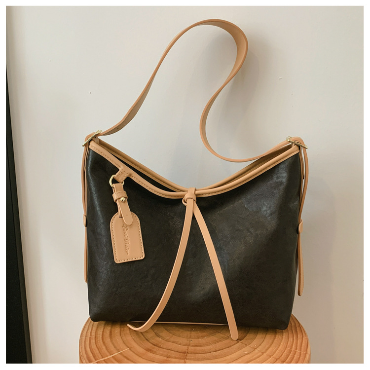 Bolso de brazo retro de gran capacidad para mujeres 2026 nuevo nicho de lujo ligero de hombro mochila de viaje ligero de lujo bolso de mano