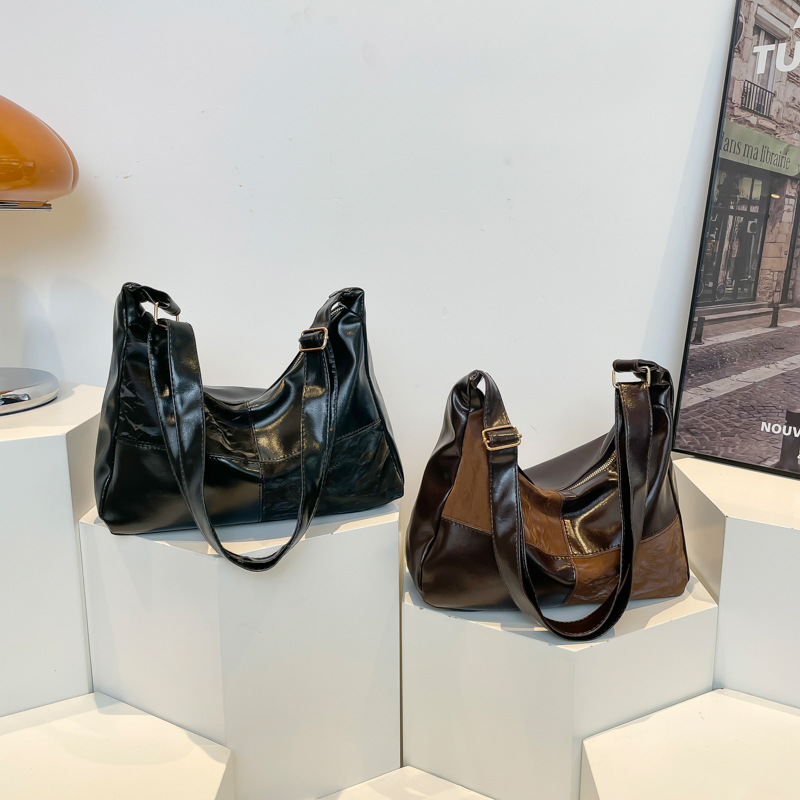 Coreano de tendencia de gran capacidad relajada sensación de moda bolsa de tote otoño / invierno 2024 nuevo estilo extranjero empalme bolso de hombro
