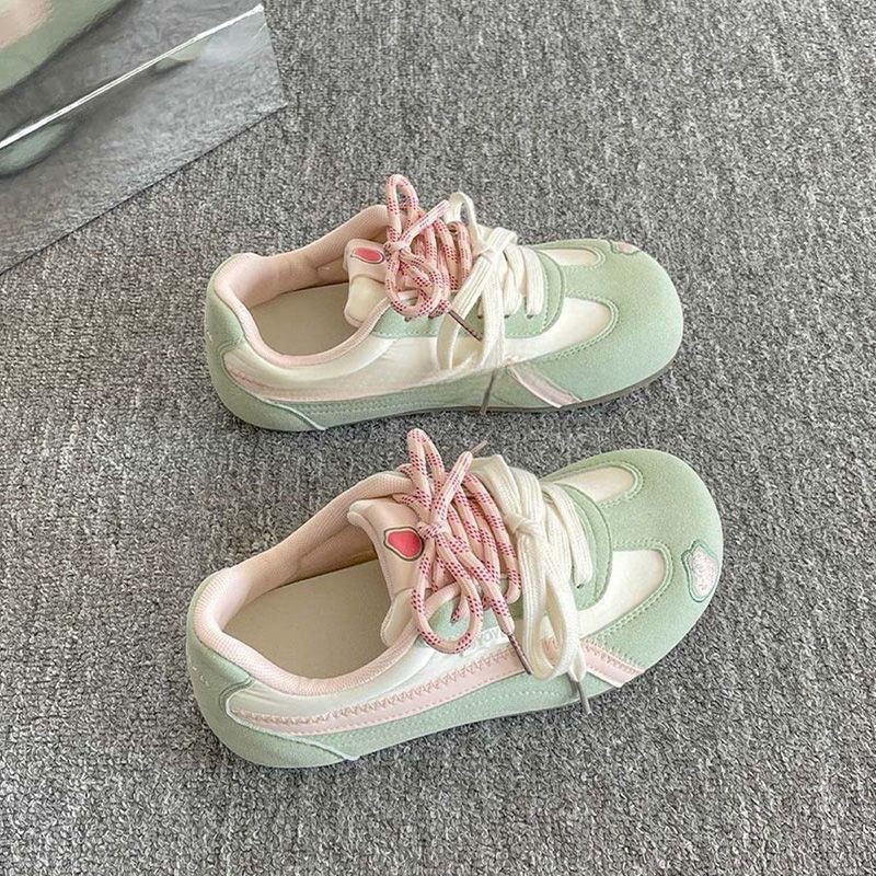 Zapatos de entrenamiento para mujeres primavera y verano de 2025, nuevos zapatos de skate transpirables con suela delgada coreana, zapatos blancos casuales lindos para mujeres
