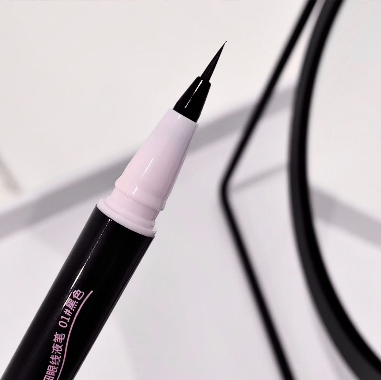 kakashow Smooth Ultra-fine eyeliner Liquid is smooth, waterproof, sweat-proof and does not smudge. It is suitable for beginners to naturally lower their eyelashes undefined