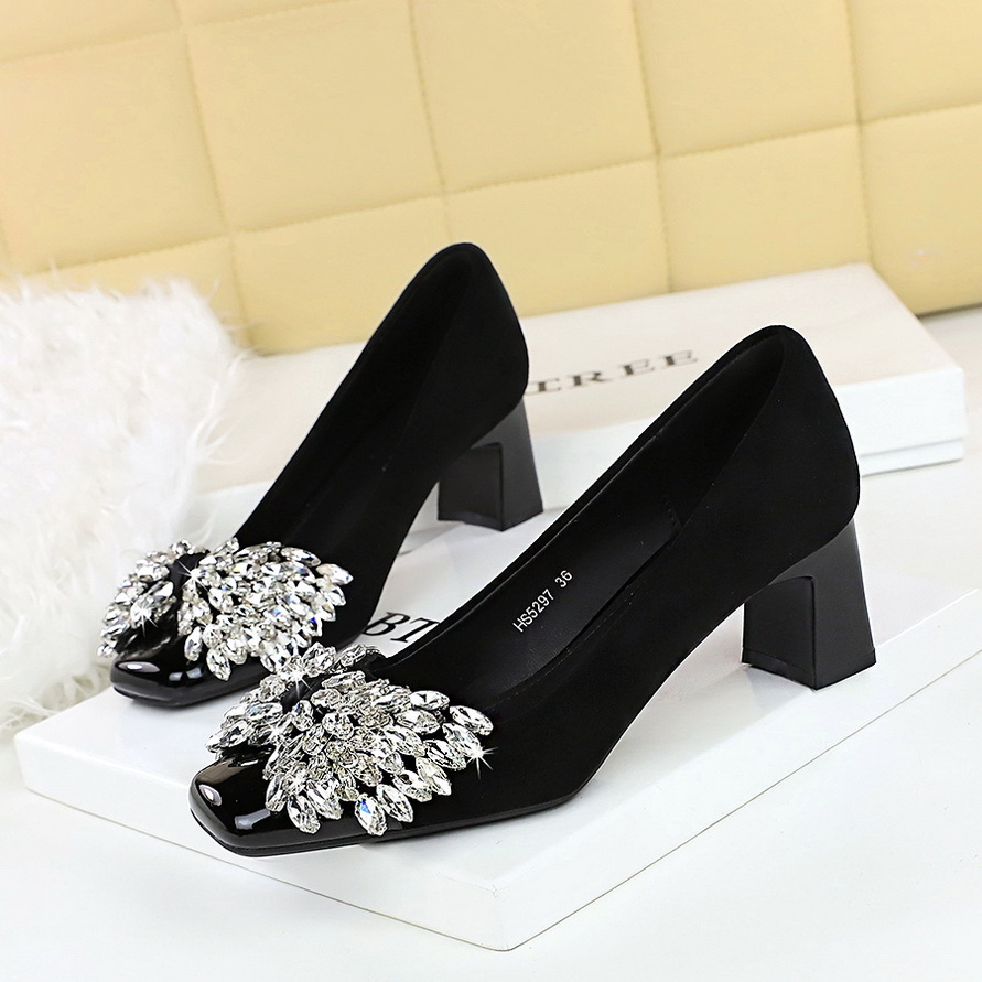 5297-H72 Koreanische Partyschuhe im High-Society-Stil: Quadratische Zehenpartie, mittelhoher, flacher Ausschnitt, Strassschleife, Samtabsatz und dicker Absatz._voghion.com
