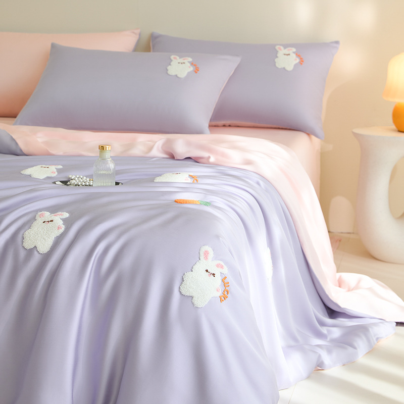 Ropa de cama de seda de hielo bordada con toalla de cuatro piezas, sábana fresca pequeña, funda de edredón, juego de tres piezas, ropa de cama de dormitorio fresca de verano