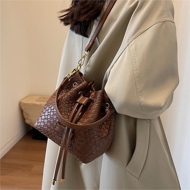 Nicho tejido bolsa de moda del todo fósforo para las mujeres 2023 nuevo retro cubo bolsa de alto grado sensible expreso popular bolsa de hombro