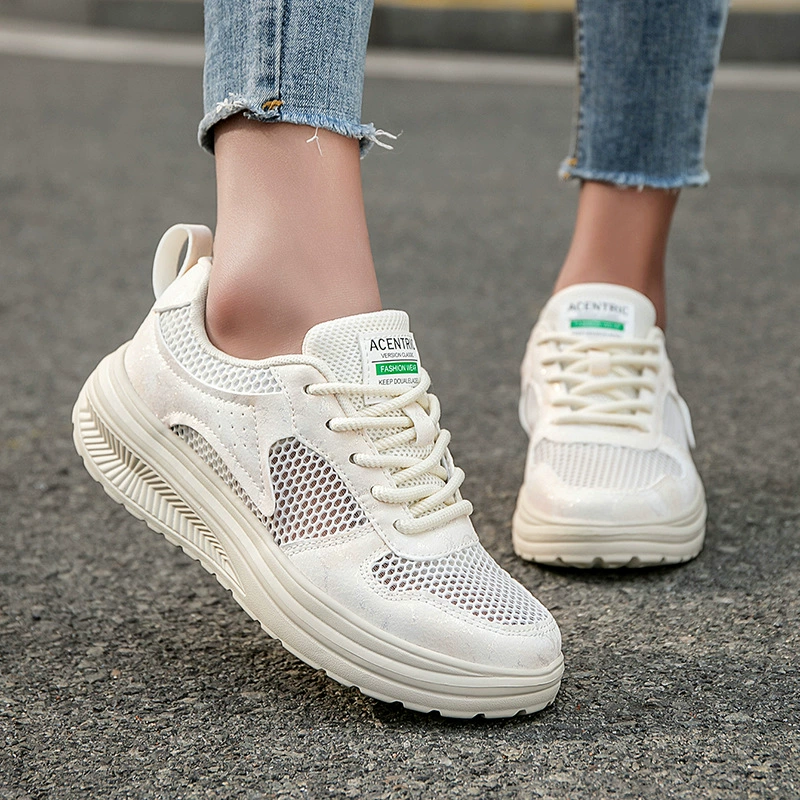 Белые женские туфли на толстой подошве, увеличивающие внутреннюю высоту. Новые женские туфли 2025 года для маленьких людей, удобные, нескользящие, дышащие весенне-летние туфли с сеткой.