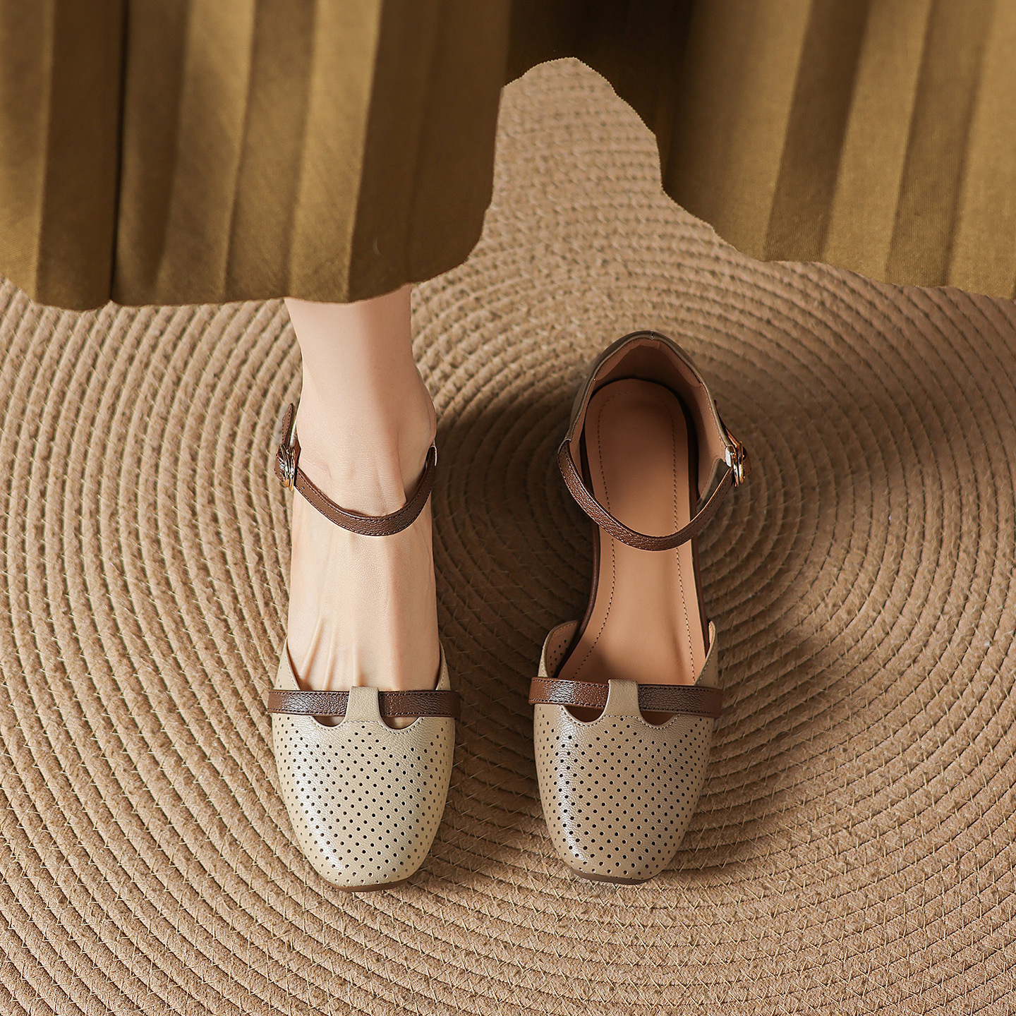 Sandal nữ da cừu mũi kín gót vuông quai ngang khóa một chữ — màu trắng ngà
