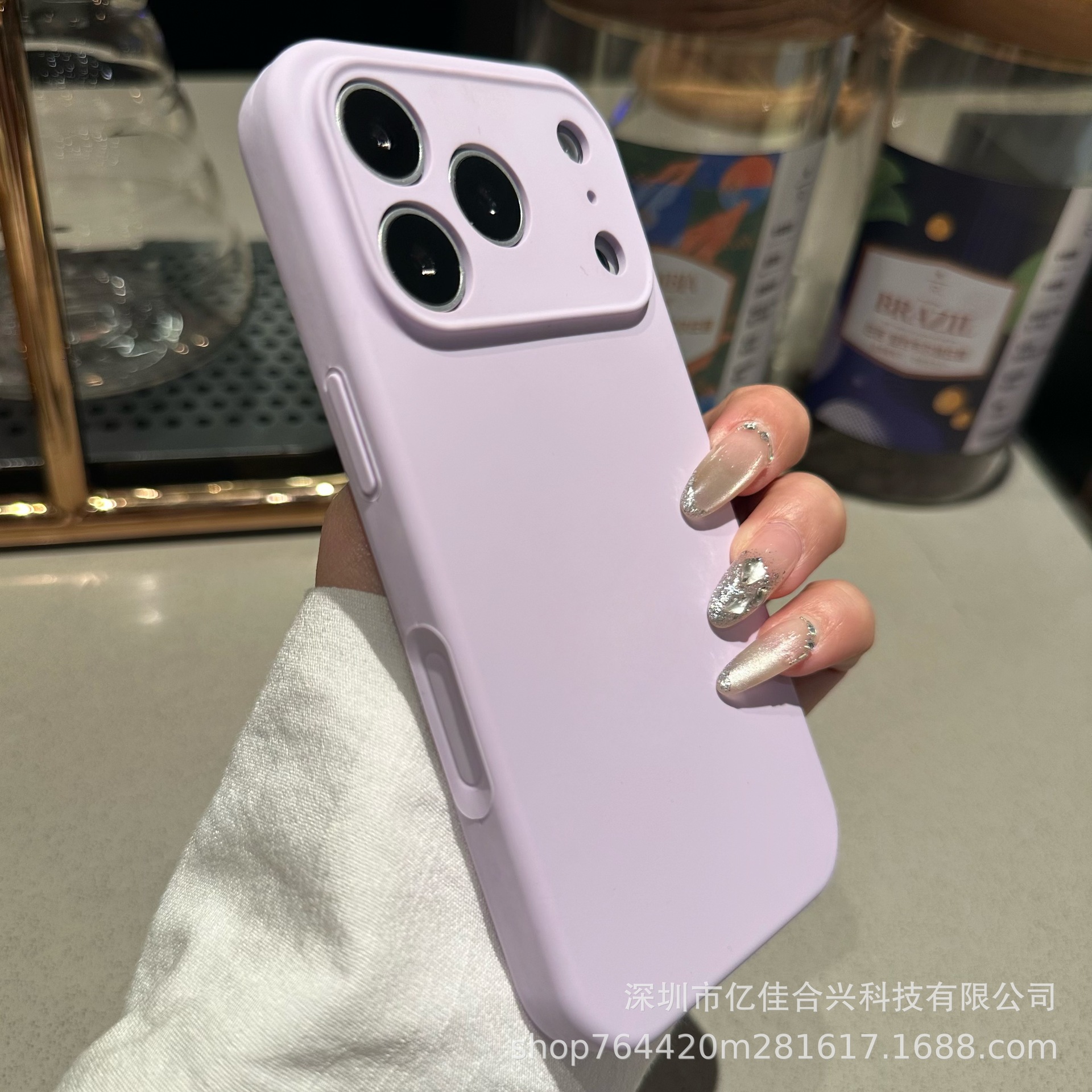 Aplicable a Apple 17PROMAX agujero de silicona líquida caso de teléfono móvil 15iPhone16 color sólido anti-caída botón integrado