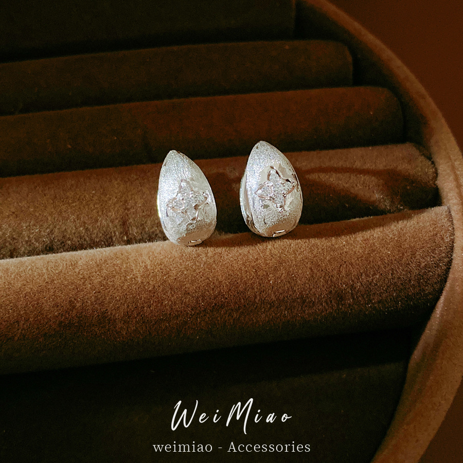 Zircon simple estrella de diamante perfiles redondos temperamento de personalidad de aire frío aretes ligeros de lujo alta sensación de auriculares al por mayor
