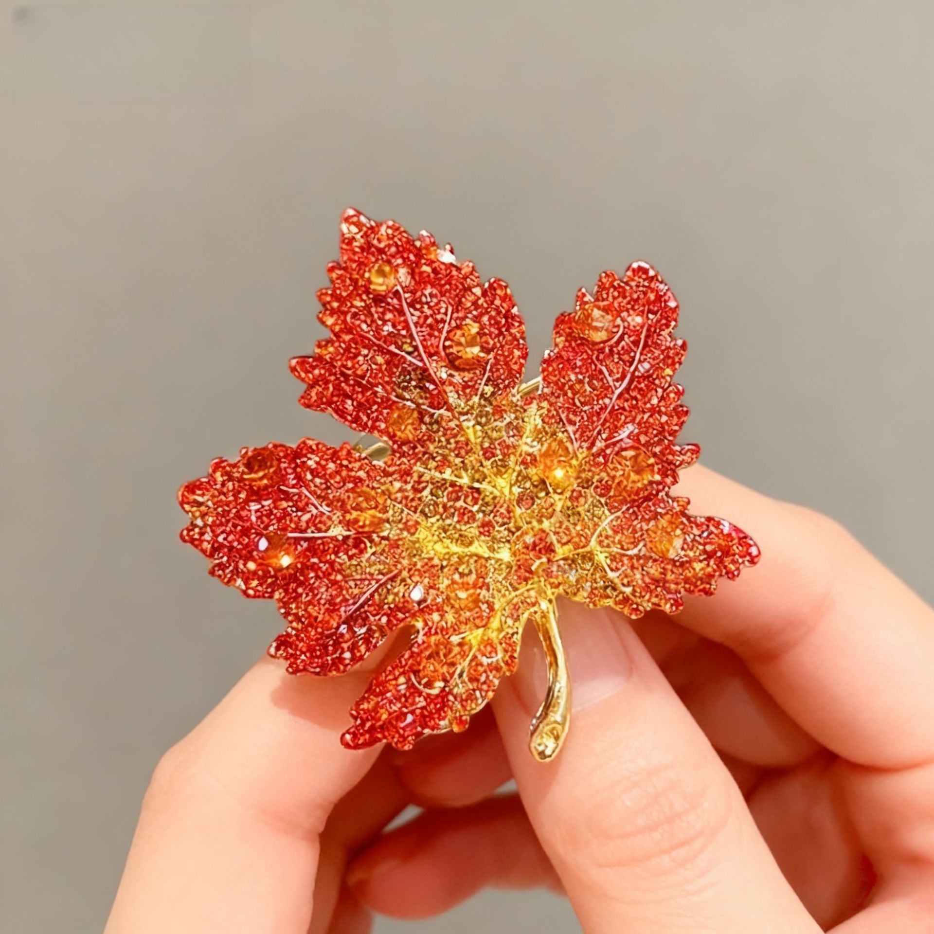Vintage rode esdoornblad broche met strass voor dames elegant_voghion.com