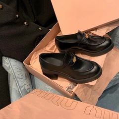 スポットレトロ英国カレッジスタイルカジュアル多用途ラウンドトゥゴールドコイン増加厚いヒール厚底ローフ小さな革の靴女性のための
