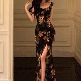 茶歇法式碎花连衣裙女夏季御姐修身包臀吊带裙绝美风情万种的裙子