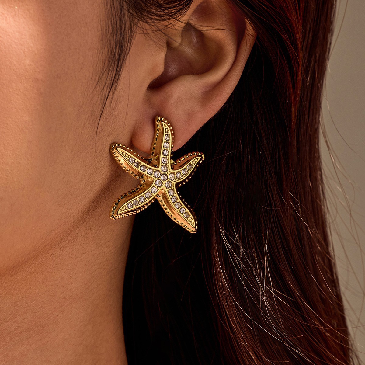 Pendientes de estrella de mar de acero inoxidable de alta calidad estilo marino europeo y americano pendientes de diamantes sin decoloración Pendientes de acero de titanio dorado de 18 quilates