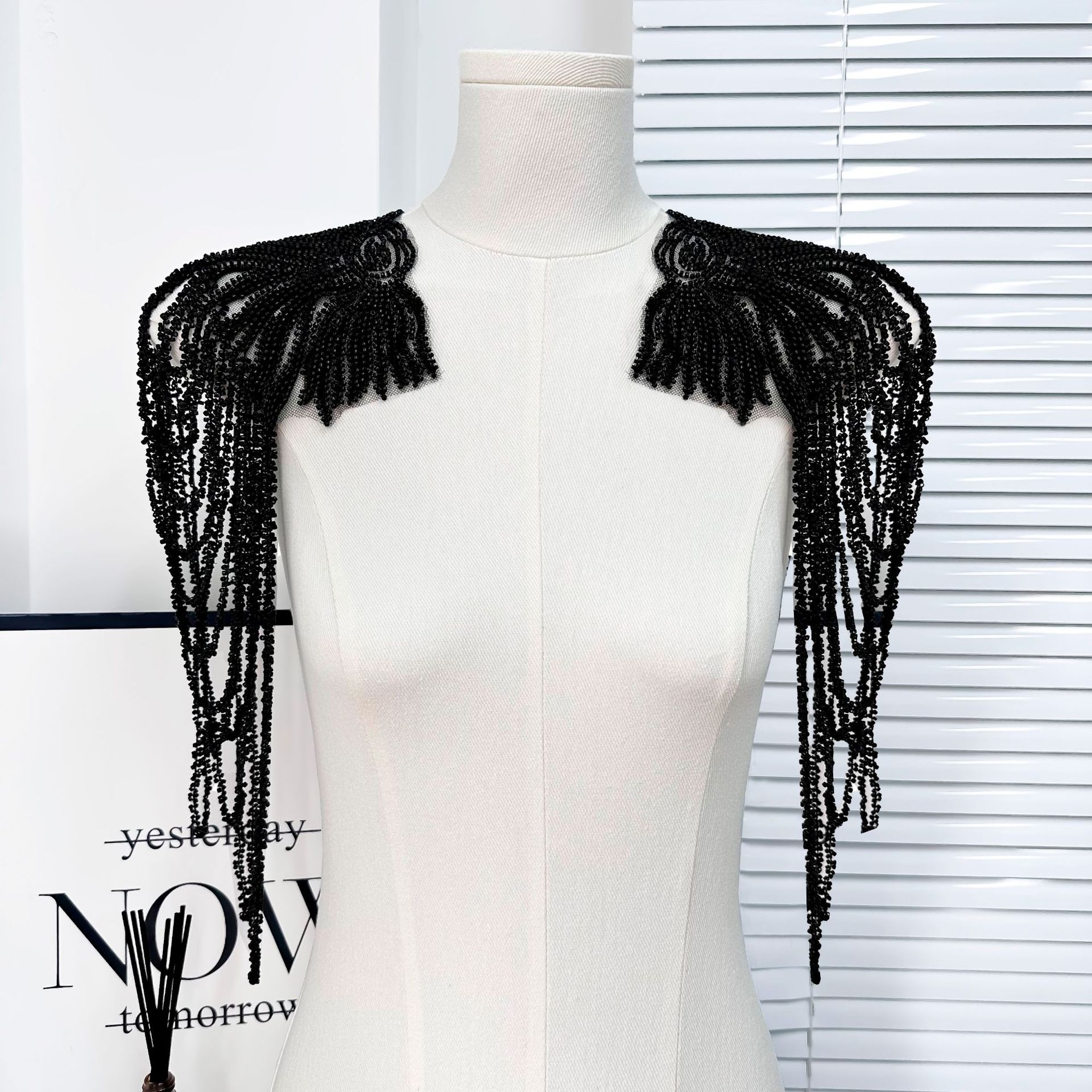 Chaîne de bordados negros pilares hombro vestido de boda vestido de espectáculo accesorios de moda bordados dorados pegatinas de moda image 4