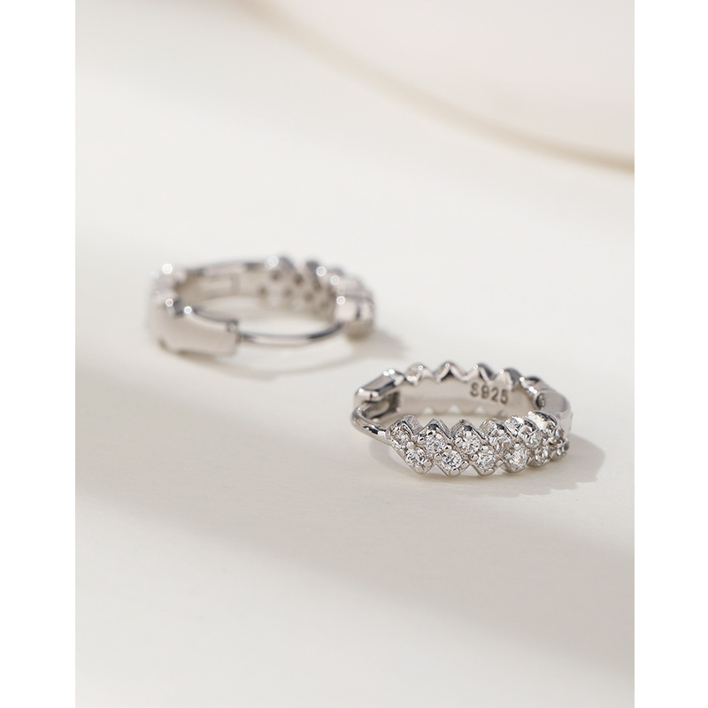 S925 pendientes incrustados de diamantes de plata esterlina pendientes de mujer Luz de lujo de alto grado pendientes de anillo liso diseño de nicho pendientes de anillo de temperamento