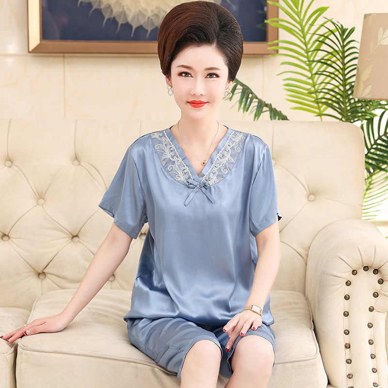 엄마 잠옷 여자의 여름 아이스 실크 반팔 카프리 바지 중년 및 노인 시어머니를위한 얇은 실크 모조 세트
