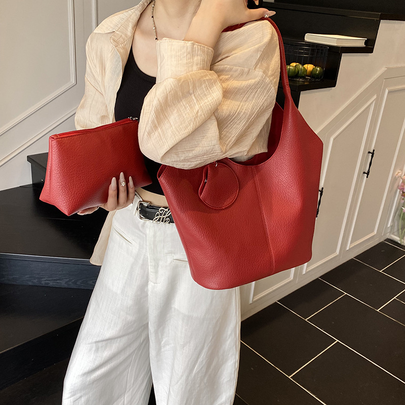 Bolso de cubo de axila de estilo explosivo transfronterizo para mujer 2025 nuevo bolso de hombro de cuero suave de viajero salvaje simple bolso de niño y madre de todo fósforo