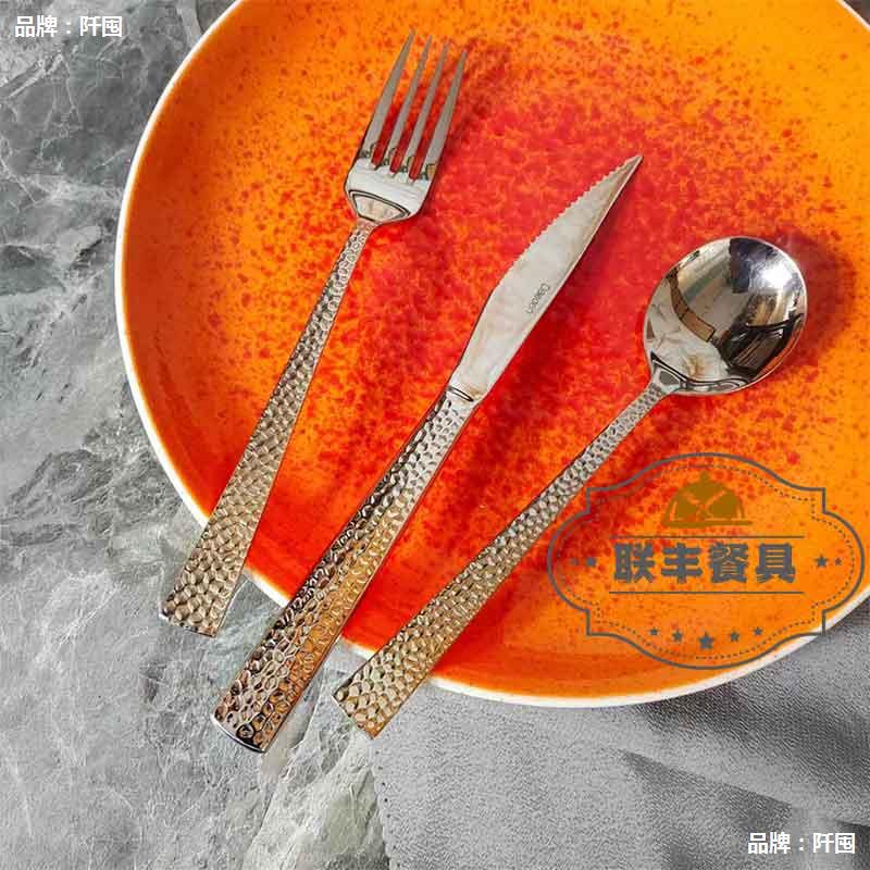 Juego de cubiertos de acero inoxidable de alta gama para bistec con estilo de martillado, cubiertos occidentales de lujo ligero, mayorista