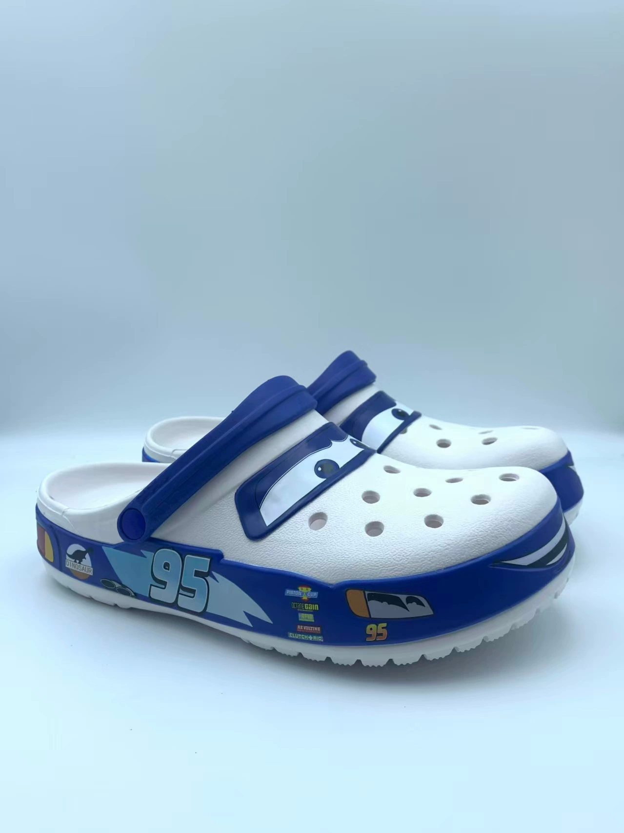 2025 Готовы к стоку McQueen 95 Car Crocs Garden Shoes Модные и универсальные открытые дышащие повседневные сандалии