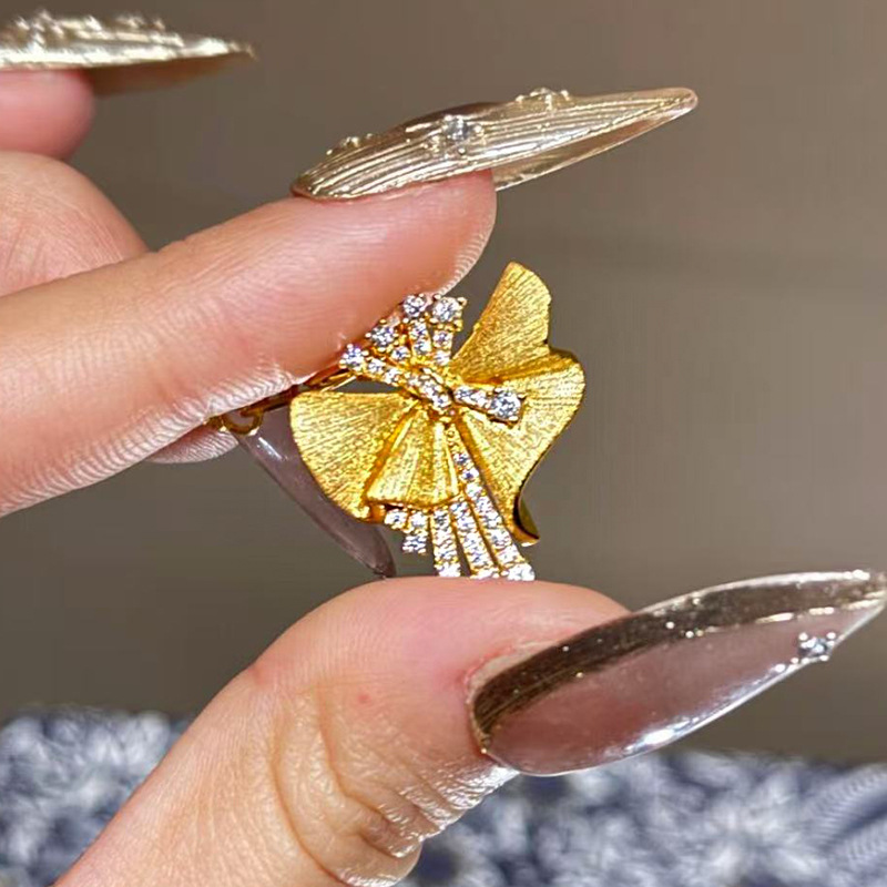 Luoxi Temple Jewelry Live Broadcast New S925 Silver Gold Plated Brushed Diamond Christmas Style Brooch Fireworks Girl Commemorative Style