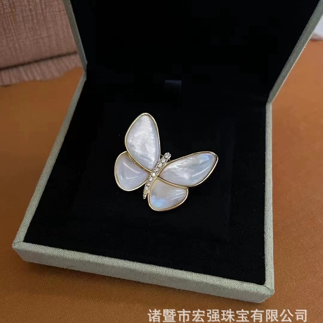 Подарок ко Дню Матери Белая Брешка бабочки превращает кокон в бабочку