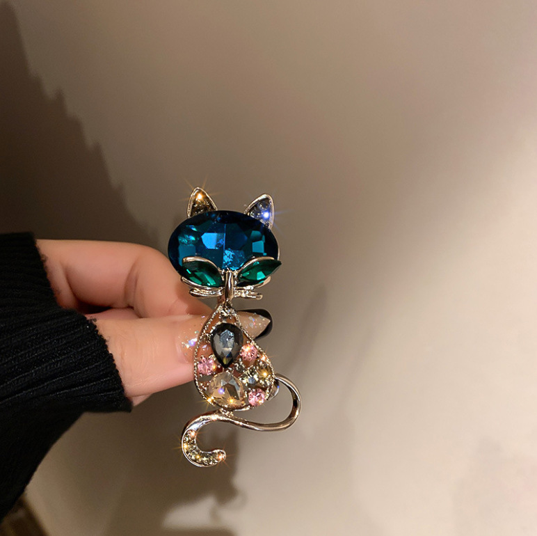 European and American Luxury Sapphire Cat Brooch with Rhinestone Brooch Suit Animal Brooch Anti-Exposure Buckle