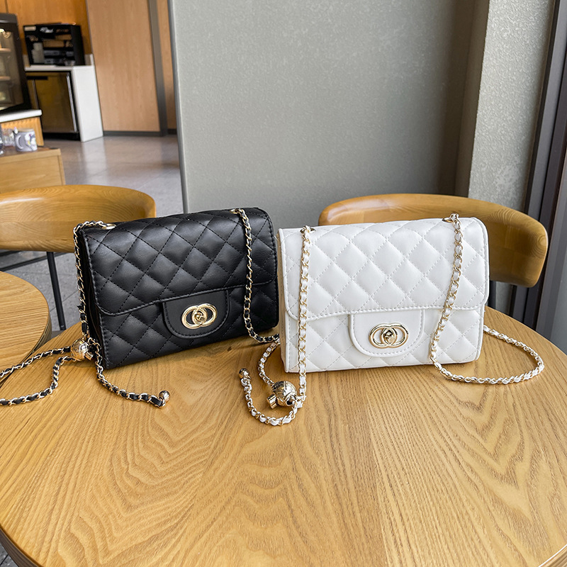 2023 Borsa da donna nuova Piccola borsa a tracolla con catena a sfera dorata Lingge vento profumato Borsa a tracolla piccola versatile con tracolla Borsa alla moda con una spalla_voghion.com