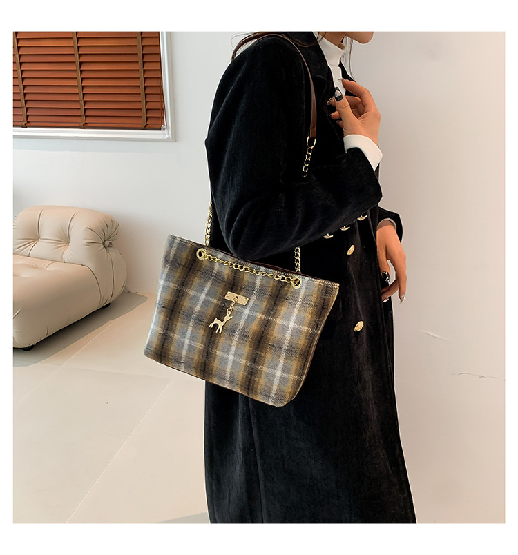 Fashionable woolen trendy striped deer bag for women, new autumn 2024 collection, chain niche single-shoulder crossbody bag undefined
