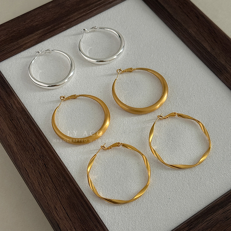 Light luxury minimalist classic high-end metal large hoop earrings, fashionable versatile earrings with a high-end feel, simple and elegant women's earrings
