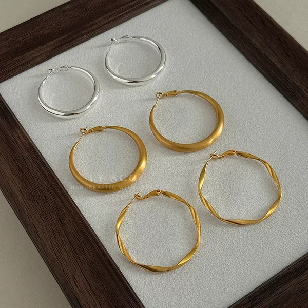 Light luxury minimalist classic high-end metal large hoop earrings, fashionable versatile earrings with a high-end feel, simple and elegant women's earrings