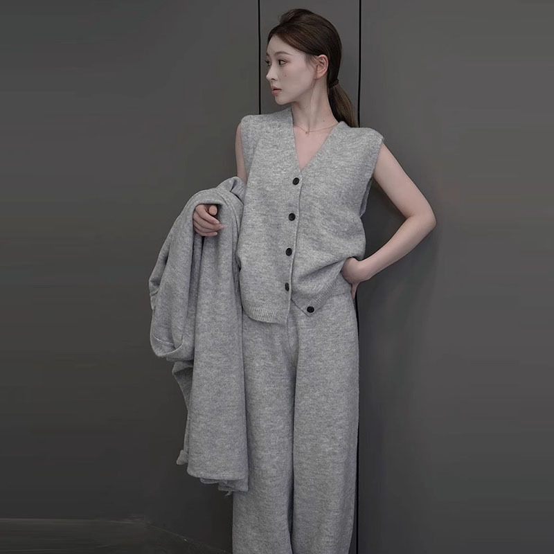 "Architektonischer Strick-Poweranzug – Ärmellose Weste + Hose mit weitem Bein | Monochromer Minimalismus für Corporate Alchemy"_voghion.com