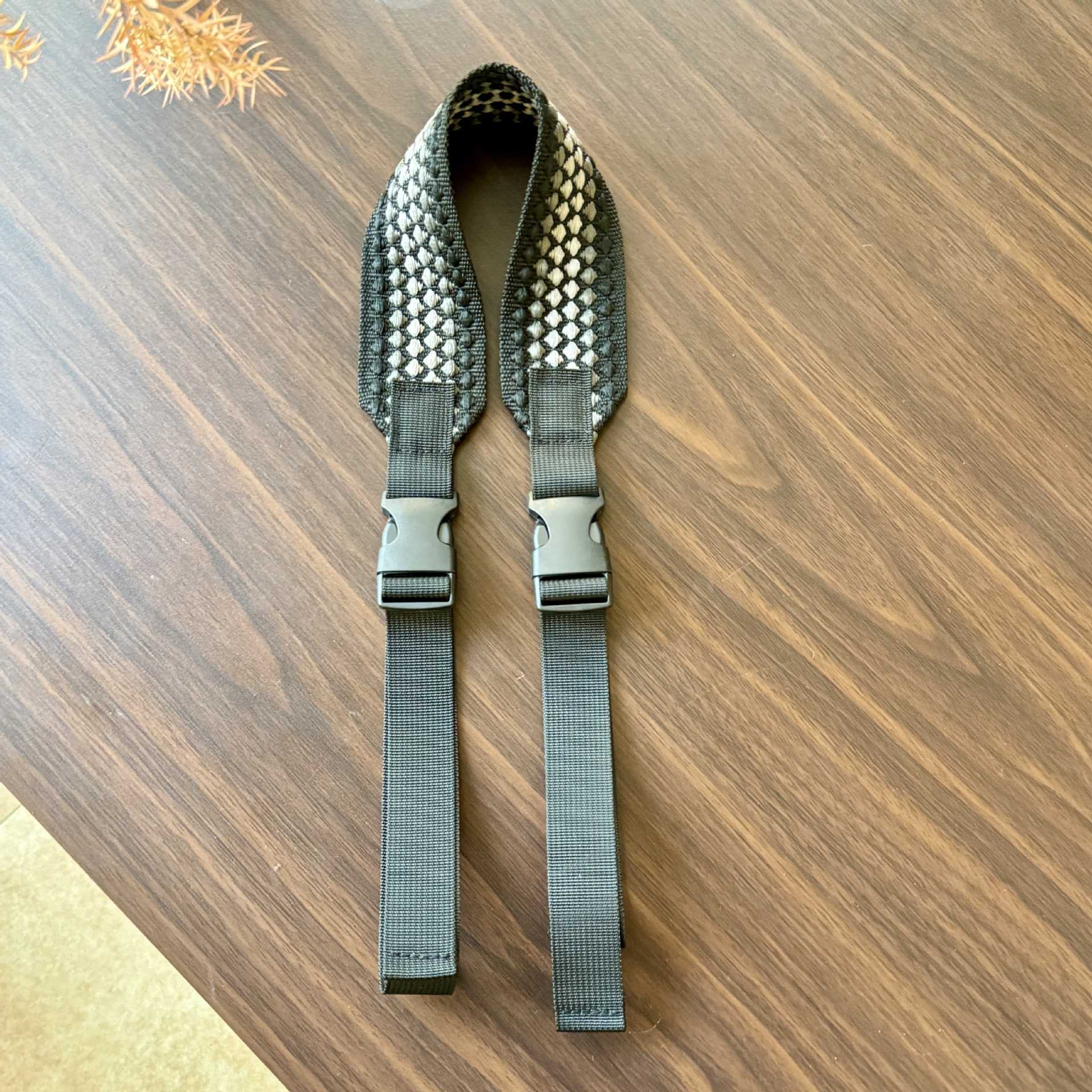 화이트 및 그레이 폴카 도트 와이드 숄더 스트랩