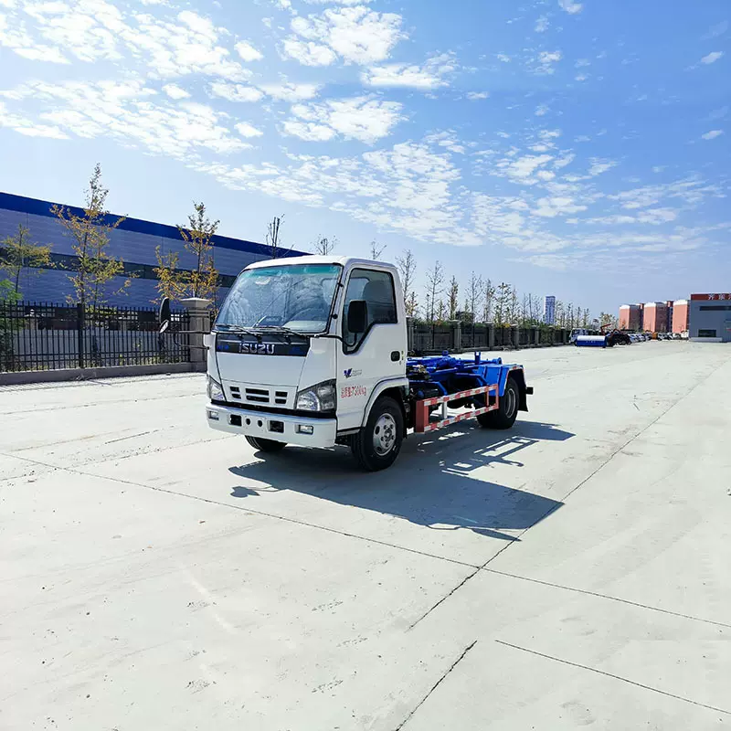 五十铃汽车式滚动垃圾车 吊钩臂升降垃圾车可以一车配多个垃圾箱