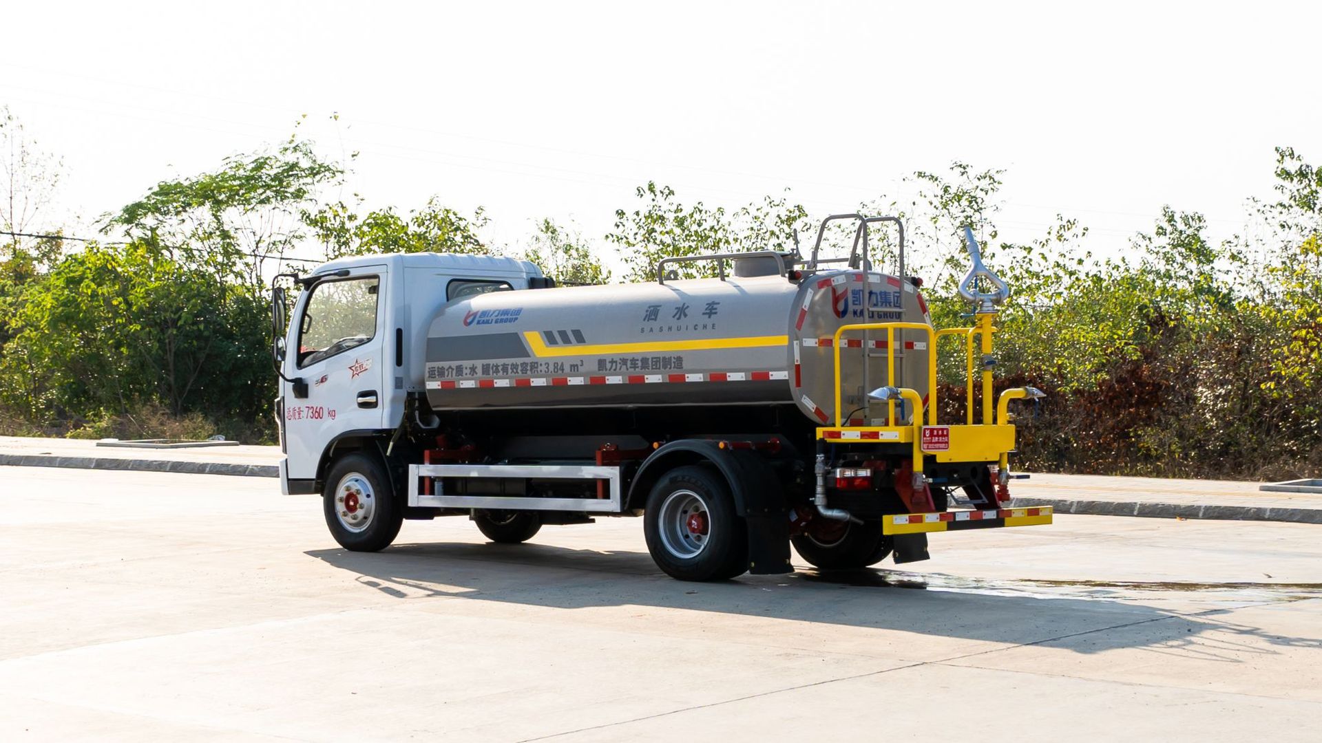 Dongfeng Xiaodoli Truck Sprinkler Truck 5 Cubic Meters for Dust Reduction in Garden Landscaping Sites, Municipal Sprinkler Truck for Residential Areas